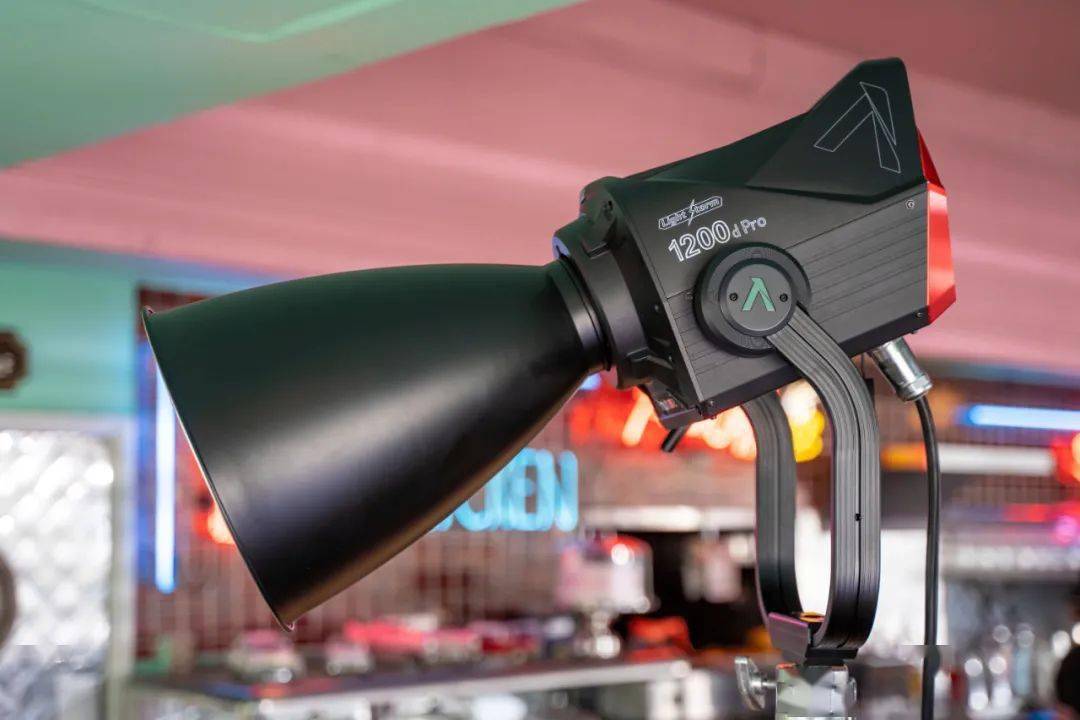相當(dāng)硬核！愛圖仕LS 1200d Pro亮相CineGear 2021，重新定義LED影視燈具